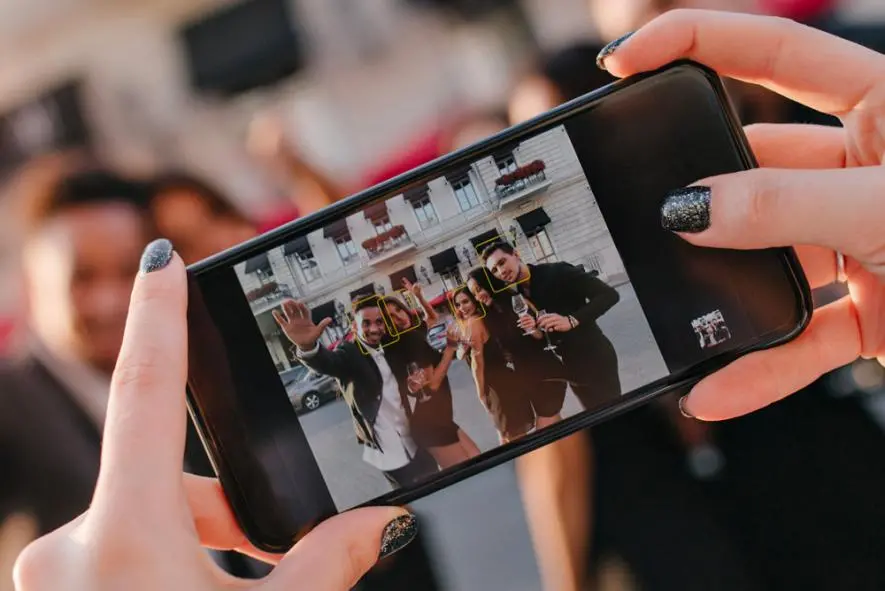 influencer shootinga photo in a crowd
